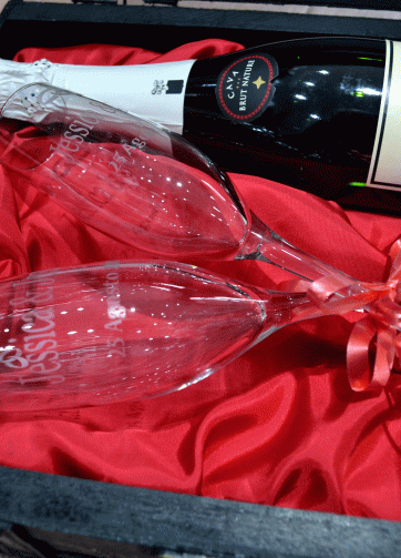 Botella de champagne y copas personalizadas