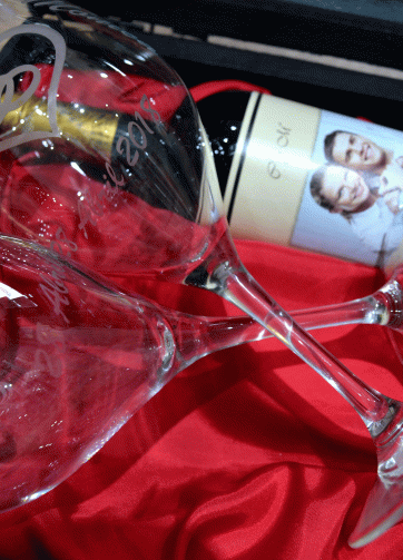 Estuche Baúl de madera + Botella de Rioja + 2 copas personalizadas